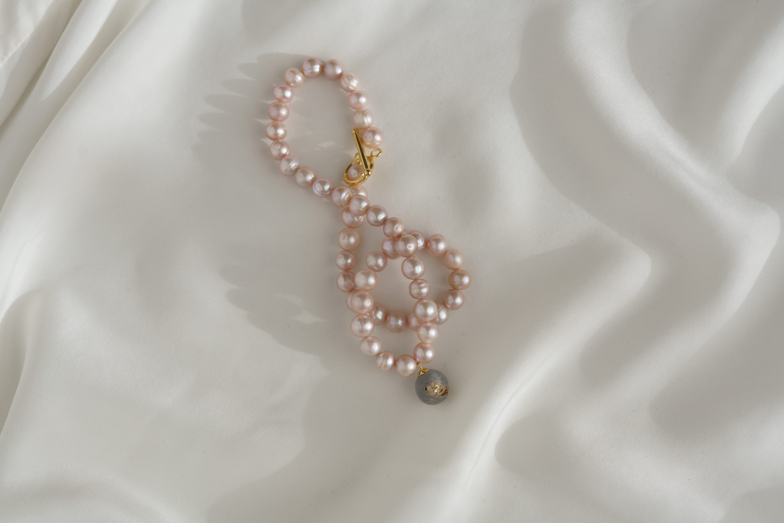 KAHA | pearl rosé necklace grey concrete & gold - betonbasic